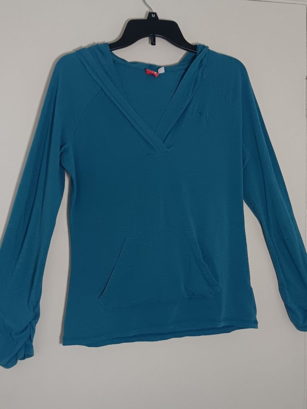 Puma womens medium blue lightweight hooded V neck pullover kangaroo pocket